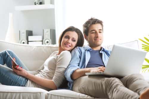 Un homme et une femme suivent une formation leur ordinateur portable